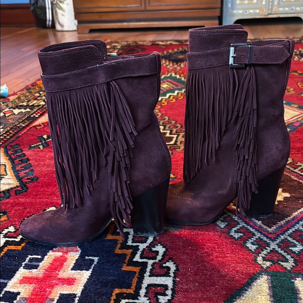 Fringe Suede Ankle Boots - Purple
Good condition:)
Maroon color
